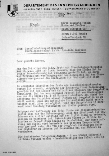 Herrlicher Brief des Departementes des Innern des Kantons Graubünden vom 22. Juli 1959: Aus Sicht des Skifahrers sei eine Versetzung der Bergsation vom Gipfel weg nach unten gar zu begrüssen, denn direkte Abfahrten ab Sesselliften führten "häufig zu Beinbrüchen"... die "von der Bergfahrt versteiften Beine" würden beim Aufstieg gelockert - dies verhindere Beinbrüche.
