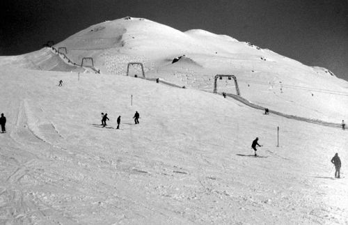 Bis zum Verkauf an die Bergbahnen Sedrun (auch die Furka-Oberalp-Bahn war Mitbieterin; offenbar waren die Verhandlungen zäh) sass Stiafen Venzin weiterhin an der Kasse (ab und zu war dort laut Fidel Monn auch deren Schwester Culastia zu treffen), Benedetg machte die Pisten. Bild aus dem Archiv der Bergbahnen Sedrun von ca. 1983.
