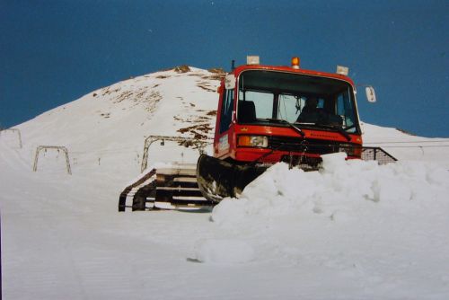 Pistenmaschine, auf der Rückseite des Bildes (Archiv Talstation Skilift Alpsu) steht "Mai 1985", was seltsam ist - denn am Lift hängen Kurzbügel...
