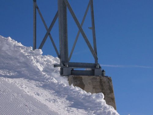 Bei der Betonierung der Mastensockel gabs übrigens ein Problem - die Sockel standen etwa 15cm zu weit rechts. Durch Einbau eines Zwischenstücks konnte eine Neubetonierung verhindert werden.
