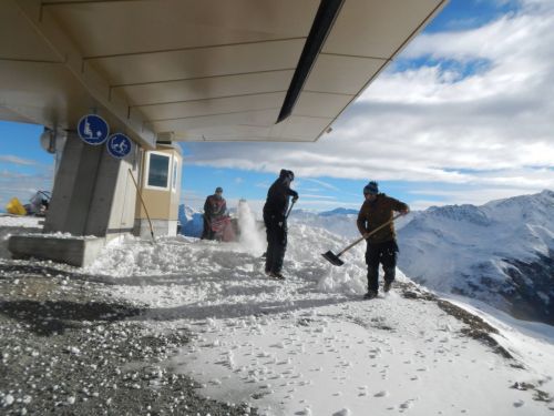 Am 3. Dezember 2016 geht's los - letzte Arbeiten bei der Bergstation (Foto: Baseli)  Bilder vom ersten Betriebstag und später gibt es [url=http://www.jacomet.ch/themen/skilift/album/thumbnails.php?album=377]in diesem Album[/url].
