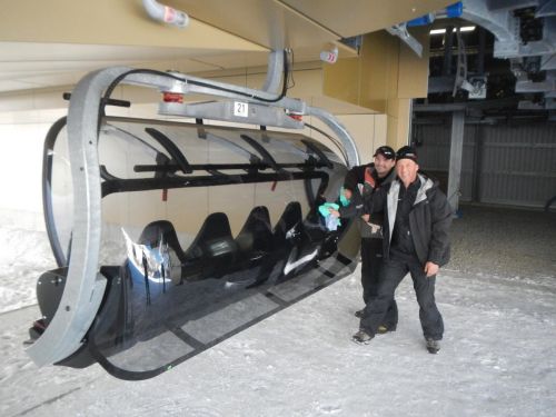 Es wird geschrubbt und poliert... (Foto: Baseli). Bilder vom ersten Betriebstag und später gibt es [url=http://www.jacomet.ch/themen/skilift/album/thumbnails.php?album=377]in diesem Album[/url].
