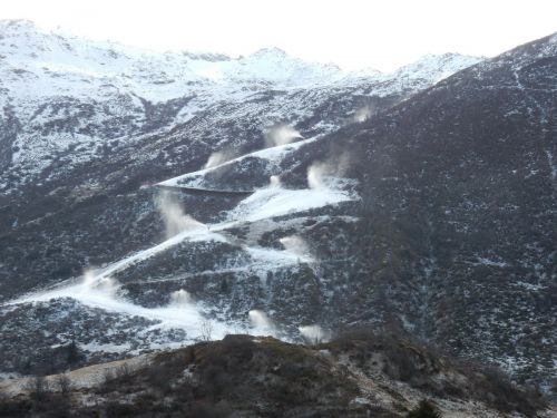 Die Beschneiung der Talabfahrt Gemsstock-Andermatt läuft auf vollen Touren
