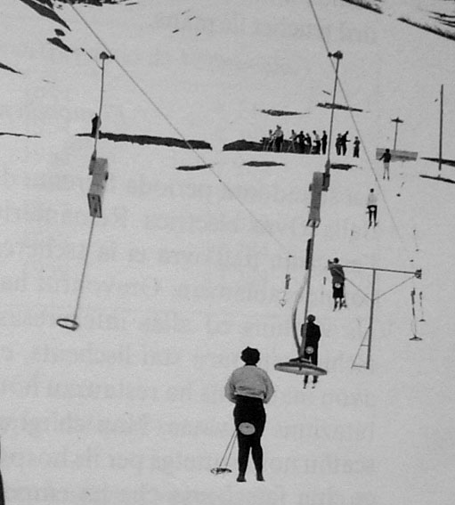 Erster Skilift Bügel- bzw. Tellerlift Sedruns (Patent Vogler) im Gebiet Curtin, 1947 aufgestellt von Alfred Decurtins - gleich hinter dem "Sontget dils gedius", einer kleinen Kapelle aus dem Jahre 1837 ([url=http://www.tujetsch.ch/xml_1/internet/de/application/d78/d378/f384.cfm]siehe hier, unten[/url]); heute steht an der vermutlichen Stelle der Talstation dieser Anlage die Schreinerei Deragisch. (Dies ist eine Detailaufnahme aus dem nächsten Foto)
