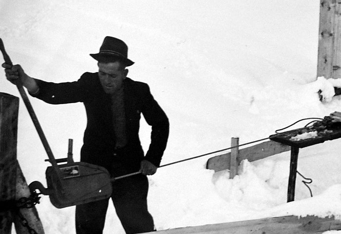 Wenig später versuchte man es im Gebiet Foppa-Niriel: Lucas Berther stellte das erste "Rope Tow" auf (im Bild Luis Monn) - ein Endlosseil, an dem man alle Kräfte aufwenden musste, um sich hochzuziehen ([url=http://www.jacomet.ch/themen/skilift/album/displayimage.php?pos=-2300]mehr ist hier nachzulesen[/url])
