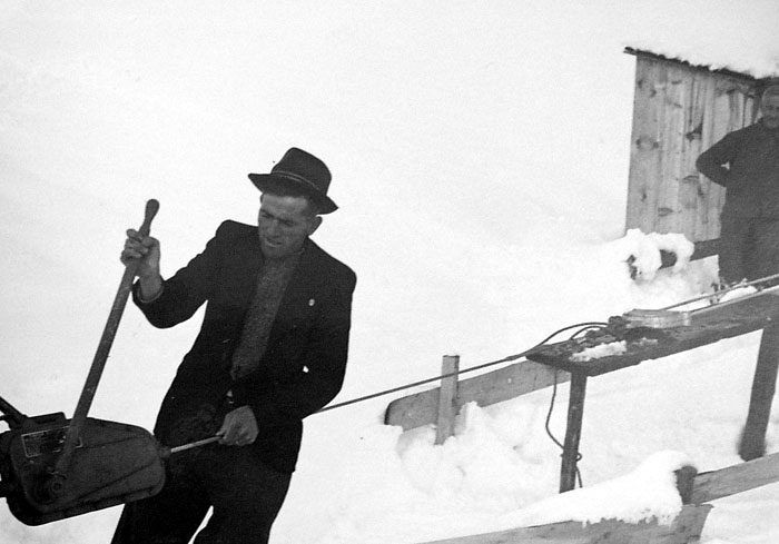 Skilift ("Rope Tow") in Niriel, Ende 1940er-Jahre; der Lift wurde später im Gebiet Pitgmun (heutige Gegend des Hallenbades) aufgestellt, [url=http://www.jacomet.ch/themen/skilift/album/displayimage.php?pos=-2301]wie hier nachzulesen ist[/url]. Der Lift überlebte nicht allzu lange...
