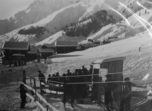 Skilift ("Rope Tow") in Niriel, Ende 1940er-Jahre (alle Bilder: Archiv Bergbahnen Sedrun). Der Lift hatte aus offensichtlichen Gründen den Übernamen "Handschuhfresser"... manch einer verbrannte sich hier auch die Hände!
