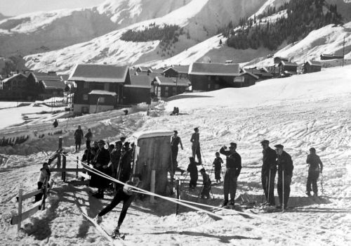 Skilift ("Rope Tow") in Niriel, Ende 1940er-Jahre - dieser Skilift wäre sozusagen vor der Haustür des Galeriebetreibers gewesen, doch sein Vater war damals selbst erst einjährig...
