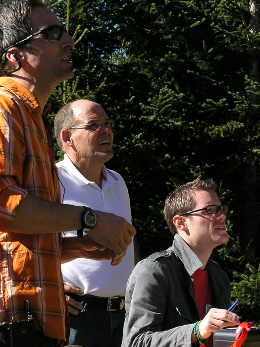 Moderator Ruedi Frehner, Betriebsleiter Gion Petschen und Kassier René Epp von den Bergbahnen leiten die Versteigerung
