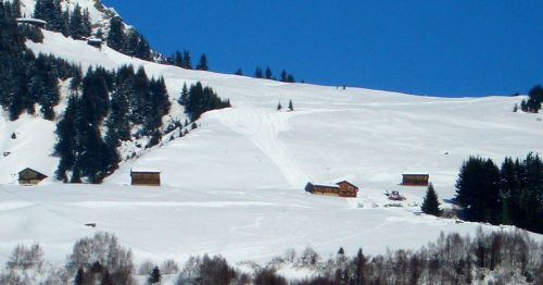 Demontage der Stützen im oberen Streckenbereich, 14. März 2006 - [url=http://www.jacomet.ch/themen/skilift/album/thumbnails.php?album=136]mehr Bilder davon aus der Nähe hier[/url]
