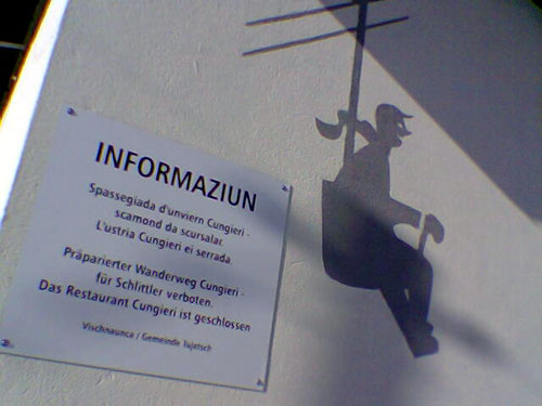 25. Dezember 2005: Vor kurzem noch DER Schlittelweg, und nun Schlitteln verboten?!
