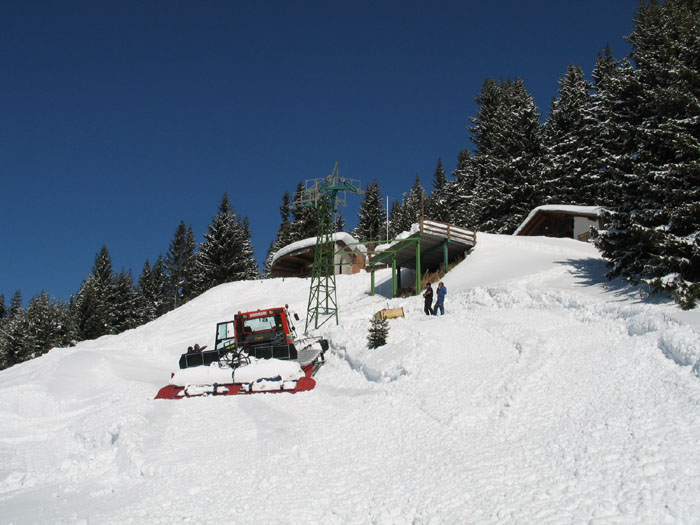 14. März 2006: Demontage der Stützen, dank viel Schnee vereinfacht (alle folgenden Fotos der Demontage Mitte März: Silvio Schmid, Bergbahnen Sedrun - Danke!)
