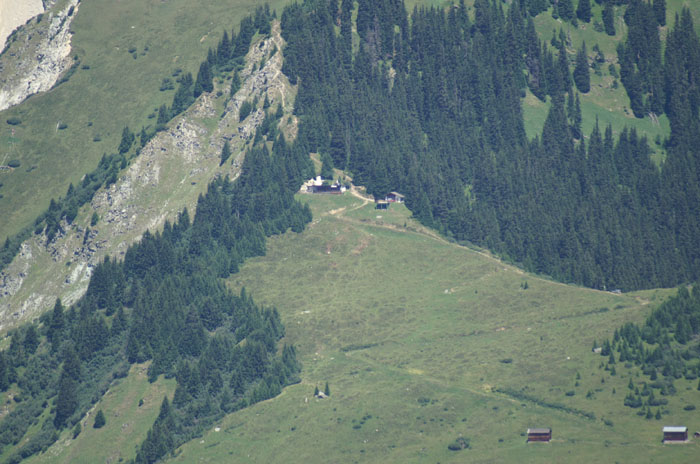 Cungieri im Juli 2006 [url=http://www.jacomet.ch/themen/skilift/album/thumbnails.php?album=30]vom Tgom aus gesehen[/url]
