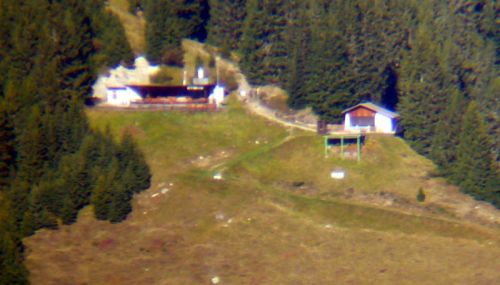 Cungieri im Oktober 2007 [url=http://www.jacomet.ch/themen/skilift/album/thumbnails.php?album=30]vom Tgom aus gesehen[/url] - die Bergbahnen haben die Gebäude später an eine Privatperson verkauft.

