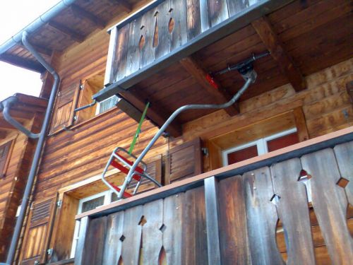 Ein weiterer Sessel mit Schild "1956" und Originalseil in Rueras als Balkonschaukel
