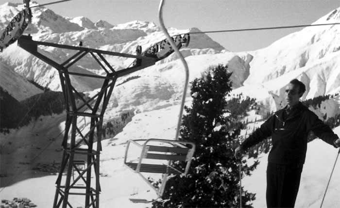 Foto mit Stanislaus Berther, vermutlich Beginn der 60er-Jahre (Archiv Bergbahnen Sedrun) - Eine andere Quelle ([url=http://www.jacomet.ch/themen/skilift/album/displayimage.php?album=113&pos=6]Jahresbericht der Bergbahnen 1977[/url]) nennt als Übernahmedatum die Generalversammlung vom 15.6.1966. Offenbar waren die Verhandlungen schwierig, und die Anlage war nach dem Kauf in einem so schlechten Zustand, dass sie geschlossen und renoviert werden musste.
