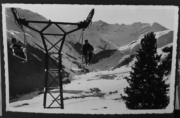 Frühe Postkarte (Archiv Bergbahnen Sedrun) - In den früher 1980er-Jahren wollte man, um das Gebiet attraktiver zu machen, eine Sommerrodelbahn errichten. Die Opposition war aber zu gross, also verzichtete man darauf. (Die meisten hier zitierten Informationen finden sich in romanisch [url=http://www.mypage.bluewin.ch/hendry-tarcisi/Andament10.htm]auf dieser Website[/url])
