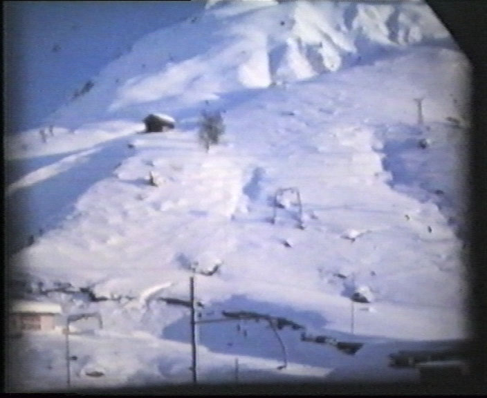 Ausschnitt aus Super-8-Film der Familie Engel - der Hügel war damals noch unbewaldet ([url=http://www.jacomet.ch/sounds/1968-1975sedrun.wmv]hier als WMV abrufbar, 16 MB[/url])
