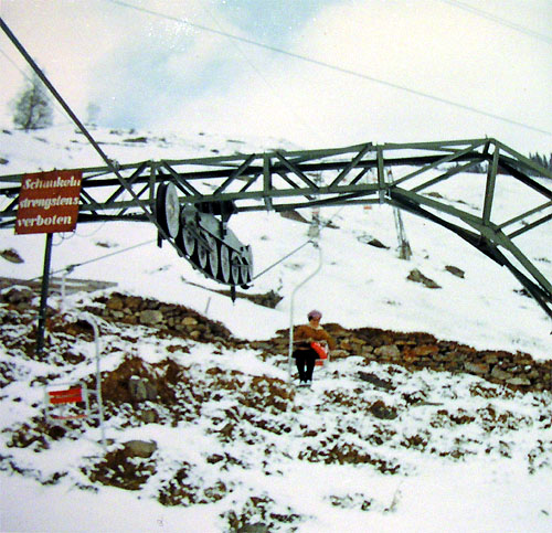 Bei der Talstation anno 1968, noch mit der Original-Müller-Stütze (Archiv Familie Engel). Kurz zuvor (siehe oben) war der Sessellift an die Bergbahnen Sedrun verlauft worden - [url=http://www.mypage.bluewin.ch/hendry-tarcisi/Andament10.htm#La%20sutgera%20da%20Cungieri]mehr dazu auf dieser Seite in Romanisch[/url].
