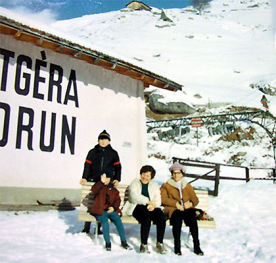 Bei der Talstation anno 1968 (Archiv Familie Engel; in der Mitte sitzt die Grossmutter des Verfassers)
