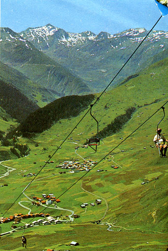 Aus einem Sedruner Prospekt, ca. 1968 - ganzer Prospekt [url=http://www.jacomet.ch/themen/skilift/album/displayimage.php?pos=-7197]siehe hier und weitere Bilder[/url]
