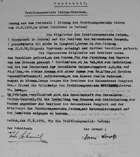 Auszug aus dem Protokoll der Sitzung der Fraktionsgemeinde Sedrun vom 22.8.1956: Man macht ein Gegengeschäft - die Quelle darf benutzt werden, wenn die Sesselbahn für Materialtransporte zur Verfügung steht

