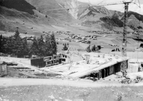 Sommer 1994: Bau der Sesselbahn (Jahresbericht Bergbahnen 1993/94). [url=http://www.jacomet.ch/themen/skilift/album/displayimage.php?pos=-6230]Ein Video vom Bau ist hier abrufbar[/url].
