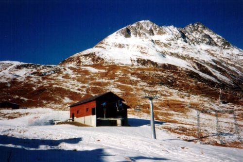 Die brandneue Sesselbahn an einem der ersten Betriebstage - allerdings fast ohne Schnee (18. Dezember 1994)
