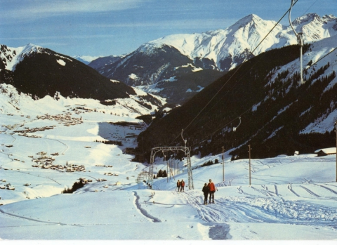Vermutlich 1970er-Jahre, noch Holzsitze (Postkarte, Archiv Jakob Schuler) - Videos dieses Skilifts (und von anderen in Milez) sind hier abrufbar: [url=http://www.jacomet.ch/themen/skilift/album/displayimage.php?album=70&pos=0]Weihnachten 1983[/url] / [url=http://www.jacomet.ch/themen/skilift/album/displayimage.php?album=70&pos=1]Ostern 1984[/url] (WMV, lange Ladezeit)
