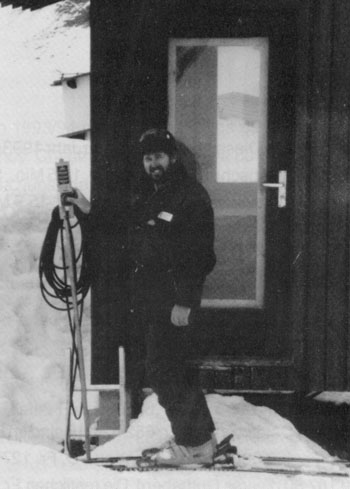 Nach 32 Jahren drückt der technische Leiter Sepp Hendry zum letzten Mal den Halteknopf (Jahresbericht Bergbahnen 1993/94)
