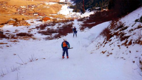Whow: Talwärts mit dem Skilift - denn das ist die einzig verfügbare  Piste! (Das taten natürlich nur Angestellte der Bergbahnen.)
