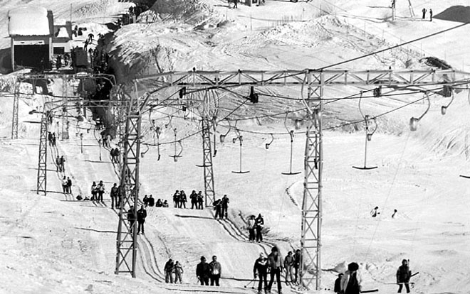 Winter 1980: Links noch die alten Gehänge SL-10 mit Kurzbügeln, rechts die zu Langbügel-Einsatz umgebauten alten Gehänge SL-10 aus den 60ern, was aber keine gute Idee war - beim Anfahren wurde mal fast vom Lift katapultiert (Archiv Bergbahnen Sedrun)
