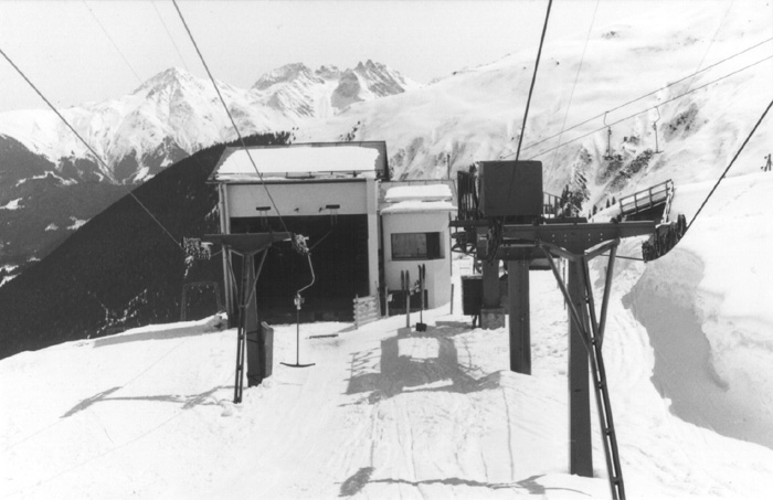 Talstation, März 1983 - [url=http://www.jacomet.ch/themen/skilift/album/thumbnails.php?album=70]Ein WMV-Video vom Dezember 1983 ist hier abrufbar[/url]
