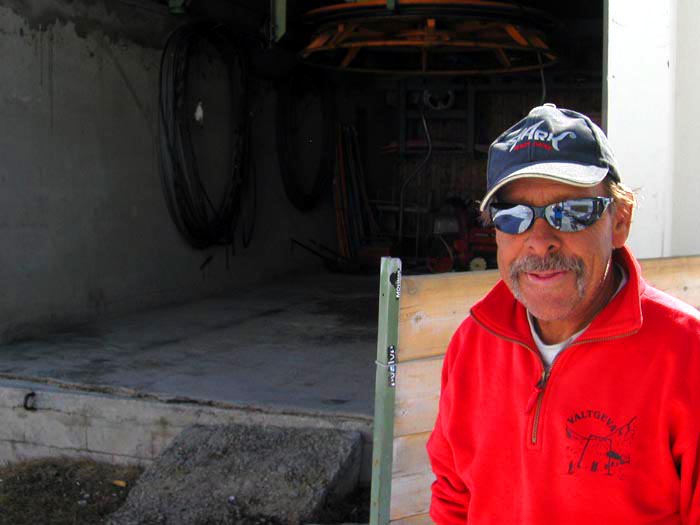 April 2006 - Marcel, [url=http://www.jacomet.ch/themen/skilift/album/displayimage.php?&pos=-526]der schon damals im Einsatz war[/url], überwacht den Lift zusammen mit Sep Andriu in seiner womöglich letzten Betriebswoche (die beiden waren in den letzten Jahren vor allem in Cungieri und Valtgeva im Einsatz)
