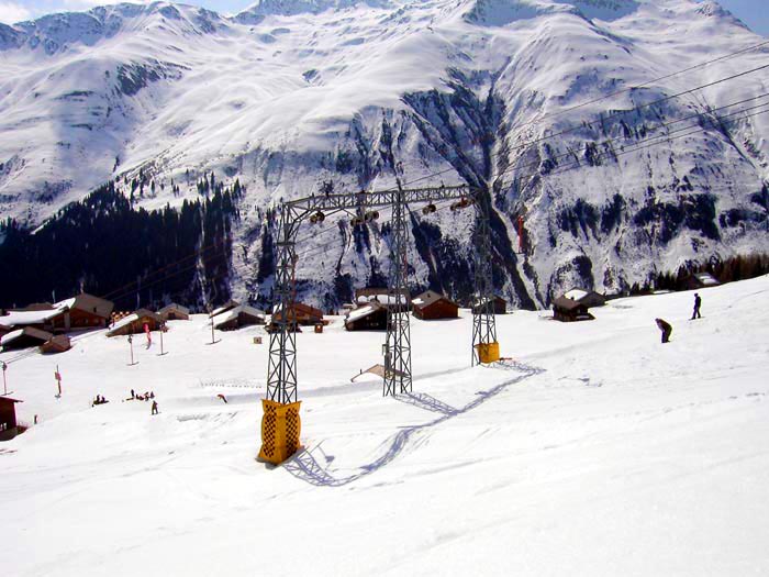 April 2006 - MOV-Videos dieses Liftes vom April 2006: [url=http://www.jacomet.ch/themen/skilift/album/displayimage.php?album=70&pos=8]"Überflug" der Talstation vom Sessellift aus[/url] (9.5 MB), [url=http://www.jacomet.ch/themen/skilift/album/displayimage.php?album=70&pos=9]Talstation und Umlenkrad[/url] (6 MB), [url=http://www.jacomet.ch/themen/skilift/album/displayimage.php?album=70&pos=10]Bergstation und Abbügeln[/url] (10.5 MB) 
