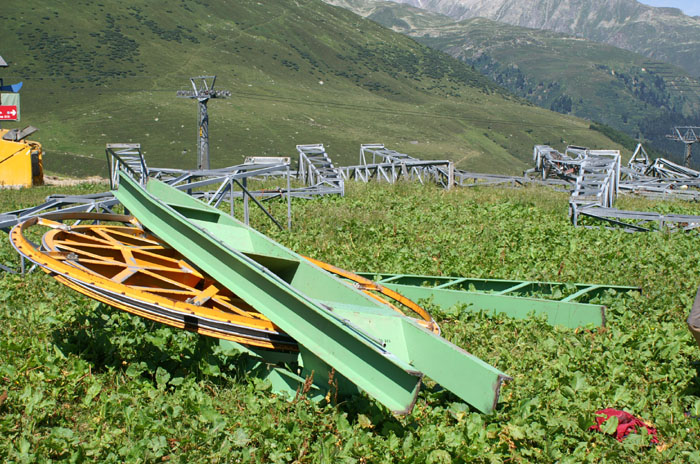 Juli 2006 - Resten der Bergstation des linken Liftes
