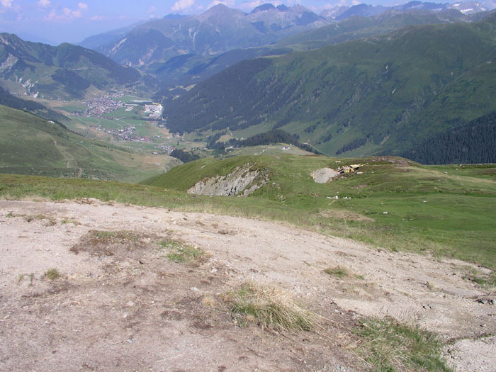 Bergstation des rechten Liftes, im Hintergrund Baustelle einer Sesselliftstütze
