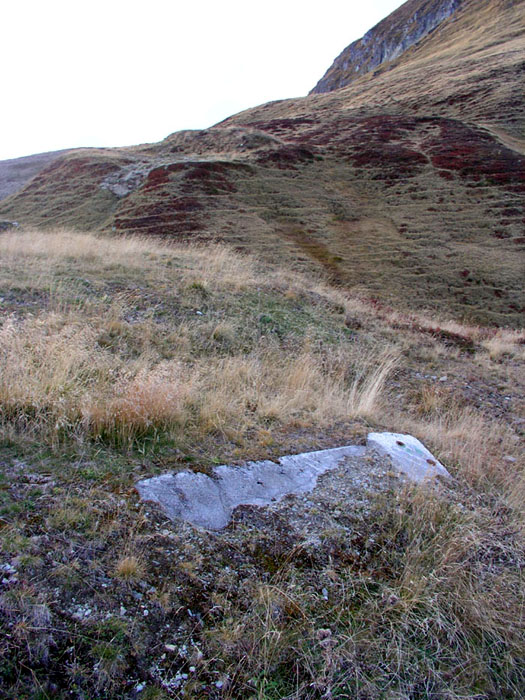 Überresten der Bergstation des früheren rechten Liftes mit Totpunktausstieg (bis zur Verlängerung 1979), 22. Oktober 2006
