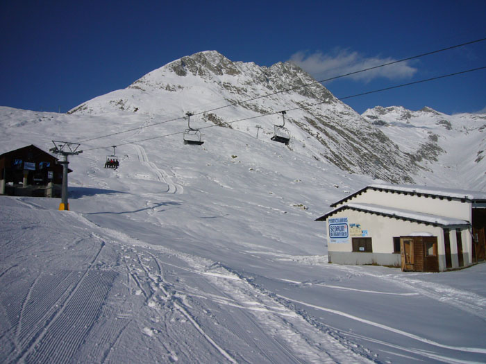 16. Dezember 2006: 1. Betriebstag der [url=http://skiliftfotos.ch/go/mulinatsch]Sesselbahn Mulinatsch[/url] - nix mehr mit hier anstehen...
