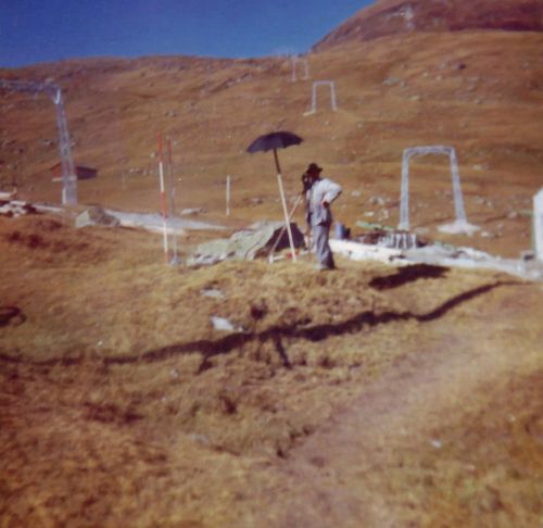 Bau der Skilifte Dieni-Milez-Cuolm Val, Sommer/Herbst 1962 - der Vegetation nach müssen die Bilder aus dem Herbst stammen. Auch [url=http://www.jacomet.ch/themen/skilift/album/displayimage.php?pos=-2309]dieses Dokument[/url] deutet darauf hin, dass die Masten erst nach dem 5. Oktober gesetzt wurden.
