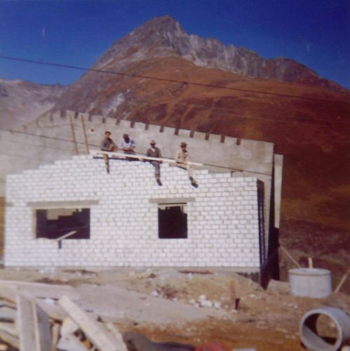 Bau der Talstation des Skiliftes nach Cuolm Val, Oktober 1962
