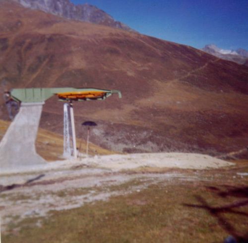 Bergstation der ersten Sektion Dieni-Milez, im Hintergrund der Skilift nach Cuolm Val
