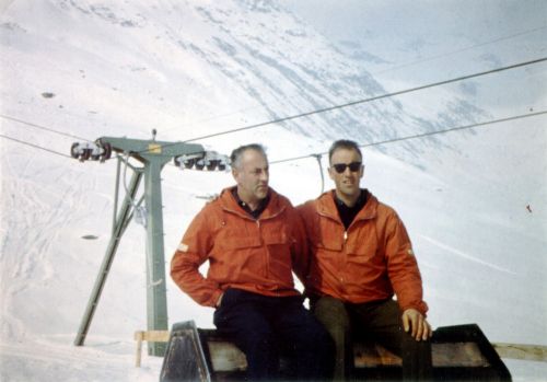 Bergbahn-Mitarbeiter in Milez. ca. Mitte 1960er-Jahre, im Hintergrund SL-10-Gehänge von WSO mit Holzsitz
