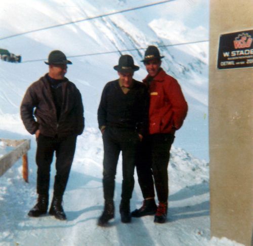 Die Skilift-Crew mit den charakteristischen Hüten aus den Gründertagen: Bild von Milez aus den 1960er-Jahren

