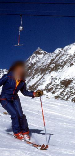 1973 (im Hintergrund WSO-Gehänge SL-10 mit Holzsitz; Foto: Hans Jacomet)
