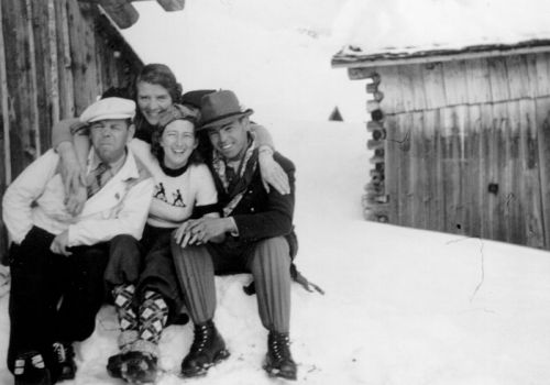 Skischule, Winter 1941, beschriftet mit "Rominger, Paula, Gretl und Alfred" (Archiv Fam. Decurtins)
