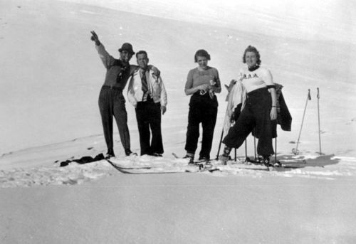 Aufstieg nach Cuolm Val, Winter 1941 (Archiv Fam. Decurtins)
