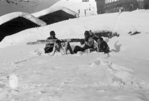 Winter 1941, beschriftet mit "Die Vaterlandsverteidiger improvisierten rasch einen Sturmangriff mit L.M.G. und viel Mut" (Archiv Fam. Decurtins)
