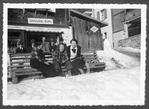 Skischulbüro Sedrun, 1941 (heute Curschellas Sport und Coiffeur Otto), Archiv Fam. Decurtins
