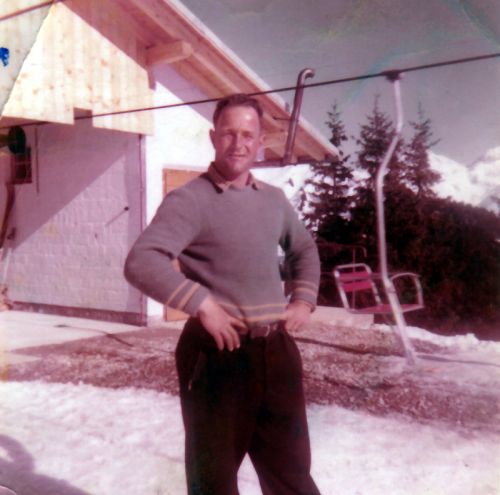 Pieder Deflorin (der zusammen mit Testa Soliva 1961/62 den ersten Skilift in Valtgeva errichten sollte) im ersten Betriebswinter der Sesselbahn Cungieri, 1956/57 (Privatarchiv Pieder Deflorin). Pieder Deflorin verstarb im Dezember 2009.
